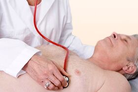 Gydytojas apžiūri pacientą, sergantį hipertenzija